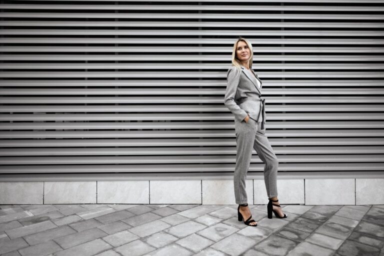 Une jolie femme portant un tailleur gris
