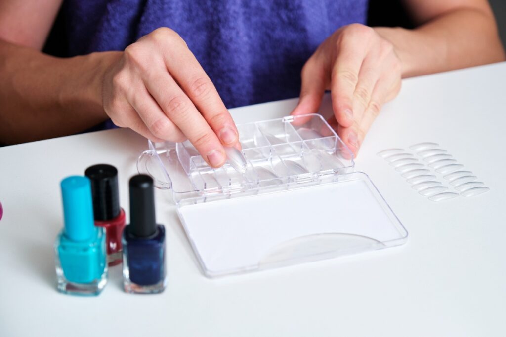 Une personne prenant du faux ongles