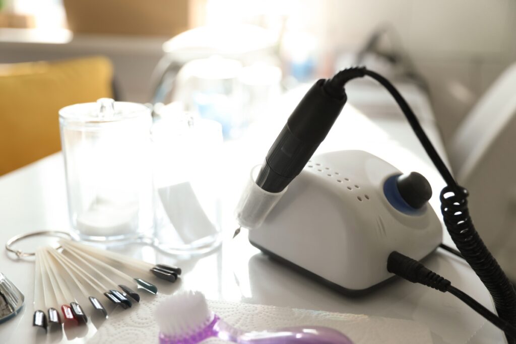 Une ponceuse à ongle professionnelle avec des accessoires de manucure