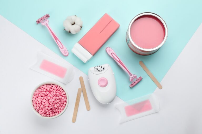 Des produits d'épilation, rasoir, cire, gomme