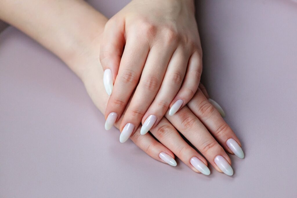 Elégantes mains avec des ongles blancs