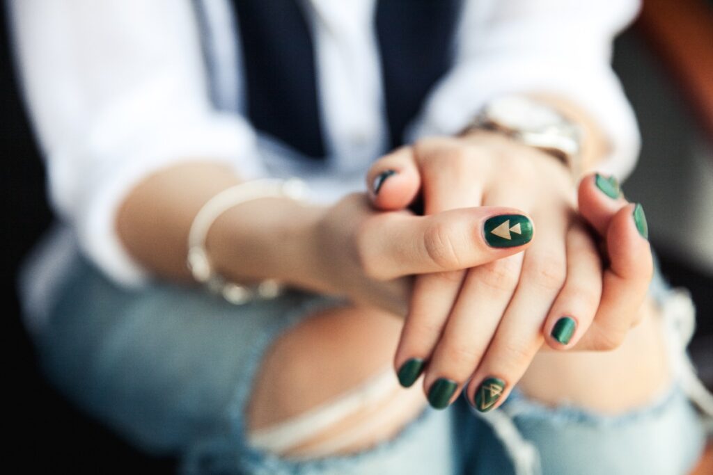 Des jolies mains avec des ongles verts