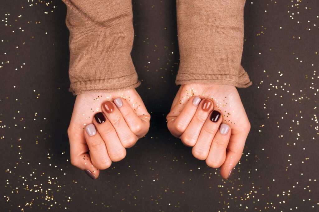 Mains avec des ongles courts manucurés