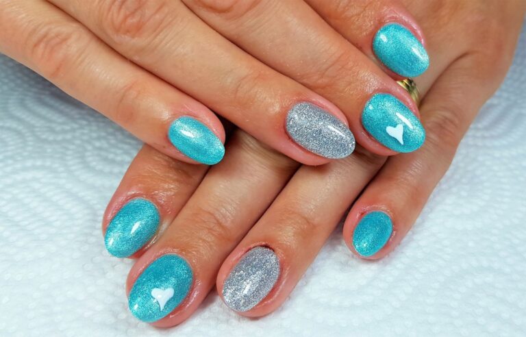 Mains avec des ongles sirènes