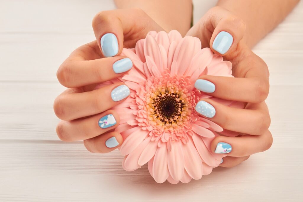 Mains d'une femme tenant des fleurs