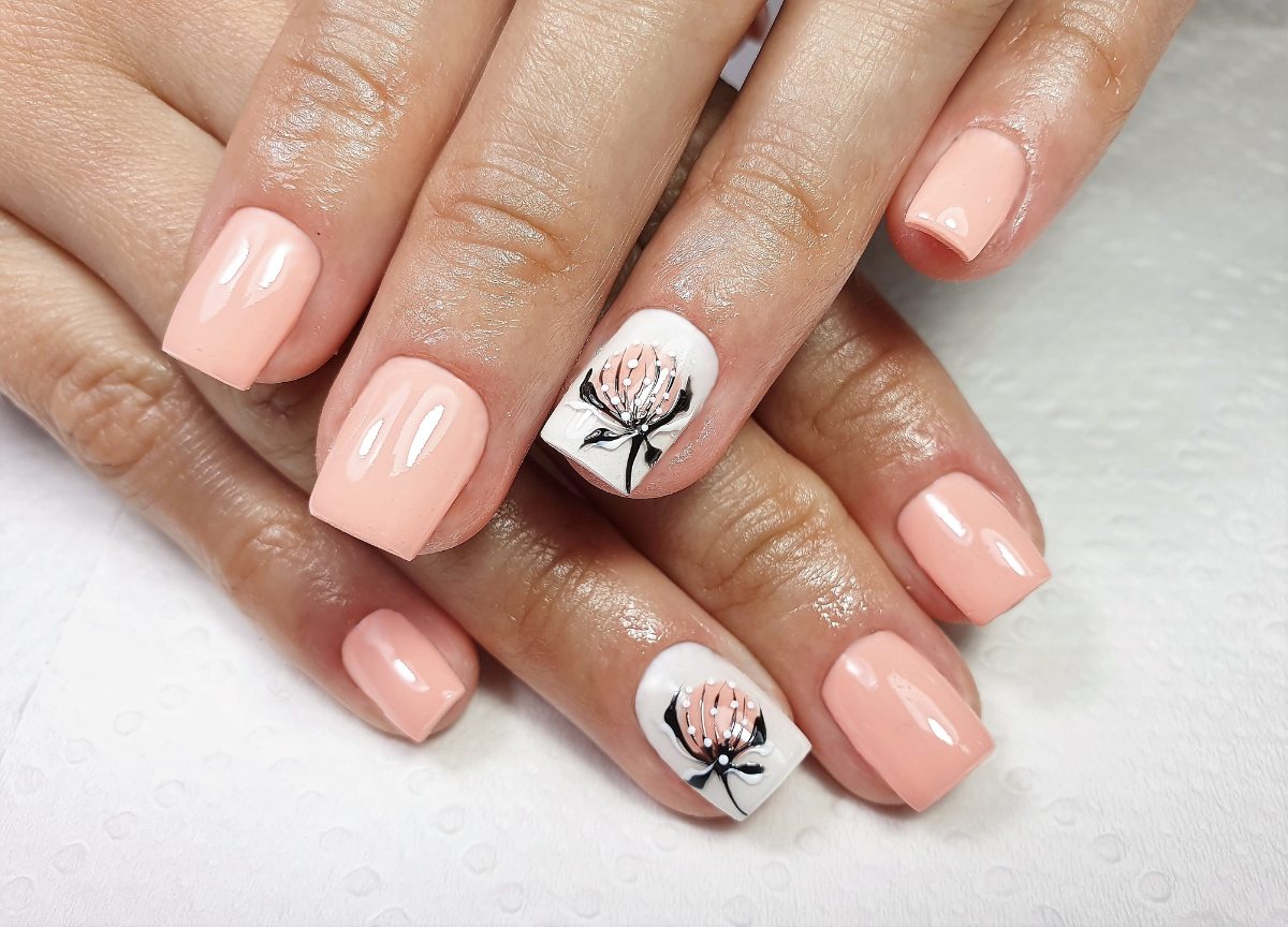 Nail art élégant à motif floral sur les ongles d'une femme