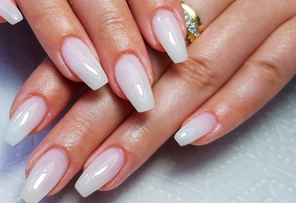Des ongles magnidiques avec du vernis semi-permanent babyboomer