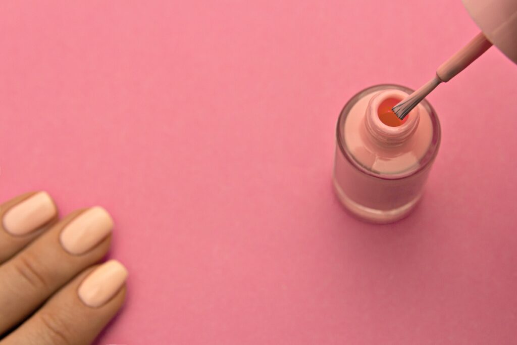 Une personne appliquant du vernis à ongles