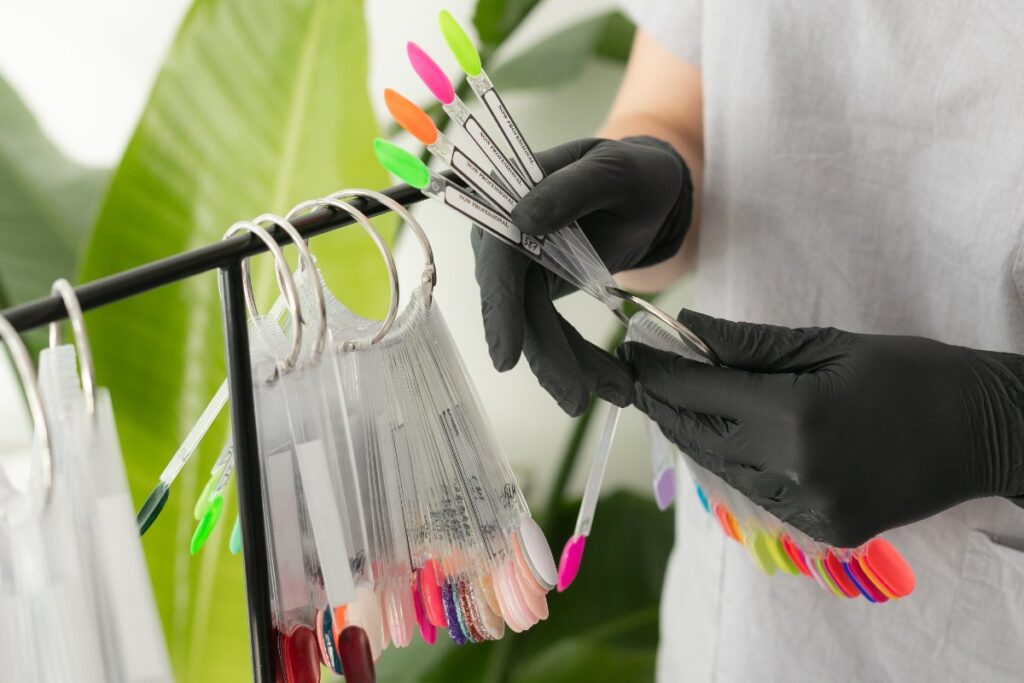 Une personne qui choisit la couleur du vernis à ongles