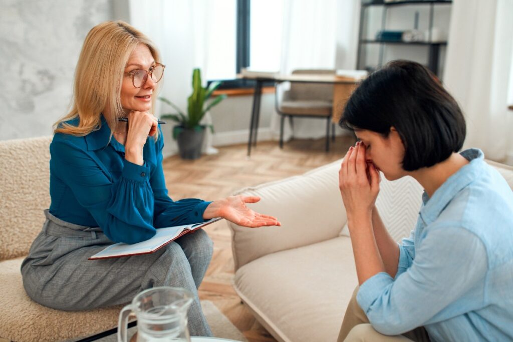 Une femme consultant une psychologue