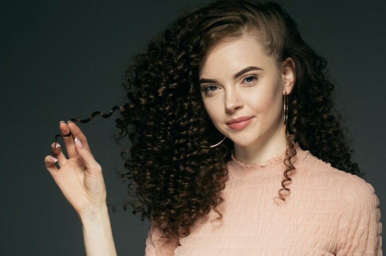 Une belle femme aux cheveux bouclés