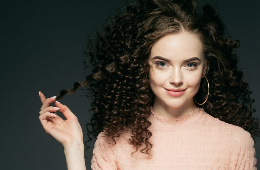 Une belle femme aux cheveux bouclés