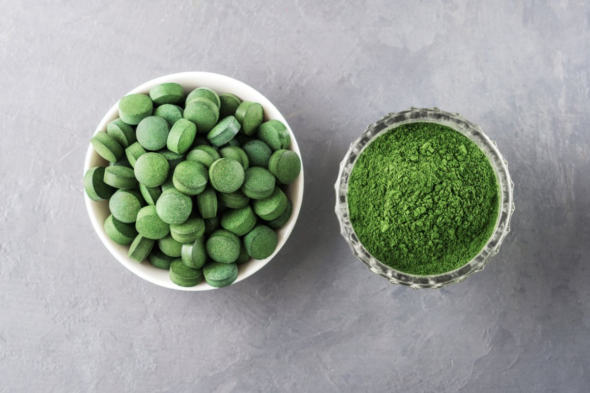 Un bol de spiruline en gélule et en poudre
