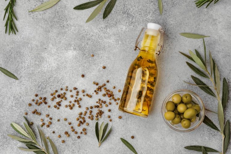 Une bouteille d'huile d'olive avec des olives sur la table