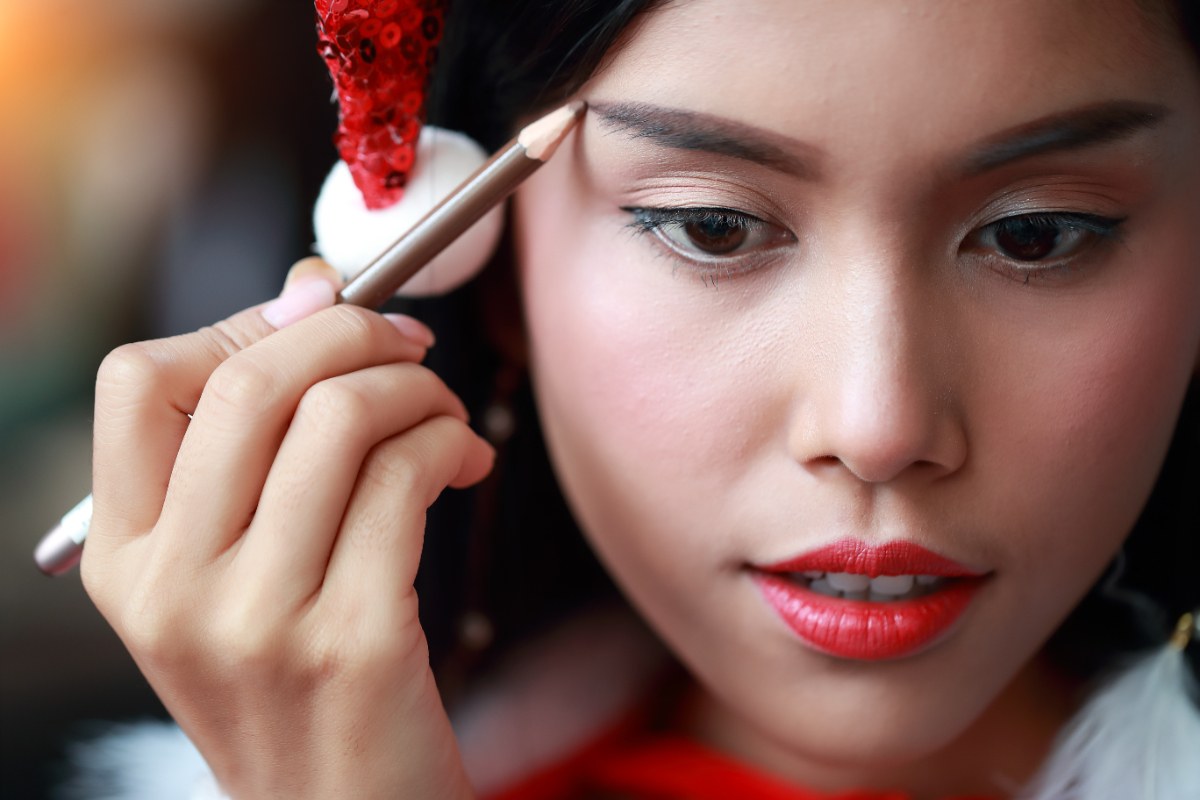 Une femme appliquant du maquillage