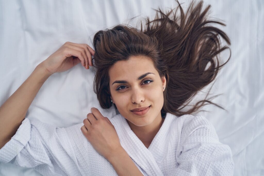 Une femme attrayante relaxant sur le lit
