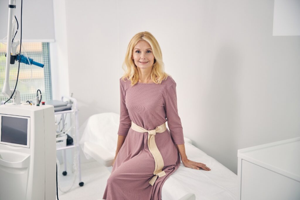 Une femme assise dans un cabinet médical