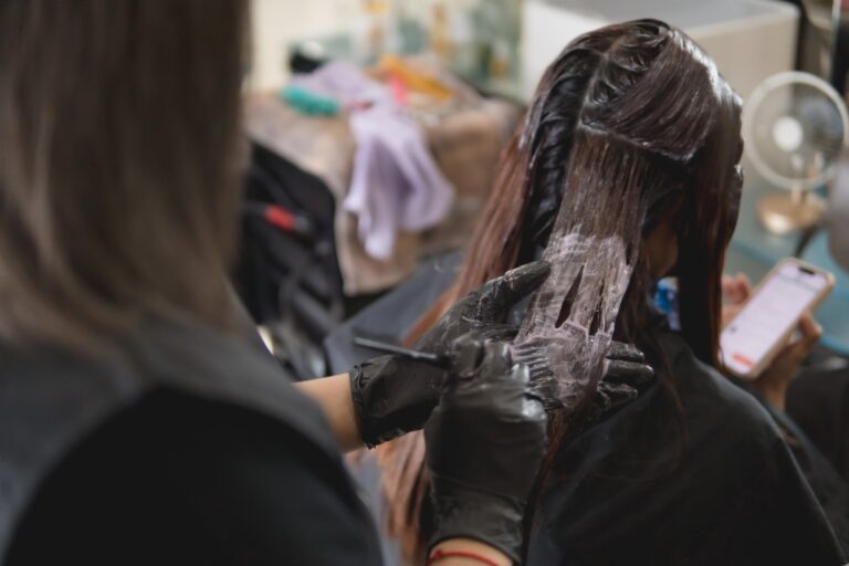 Une femme faisant une coloration de cheveux dans un salon de coiffure