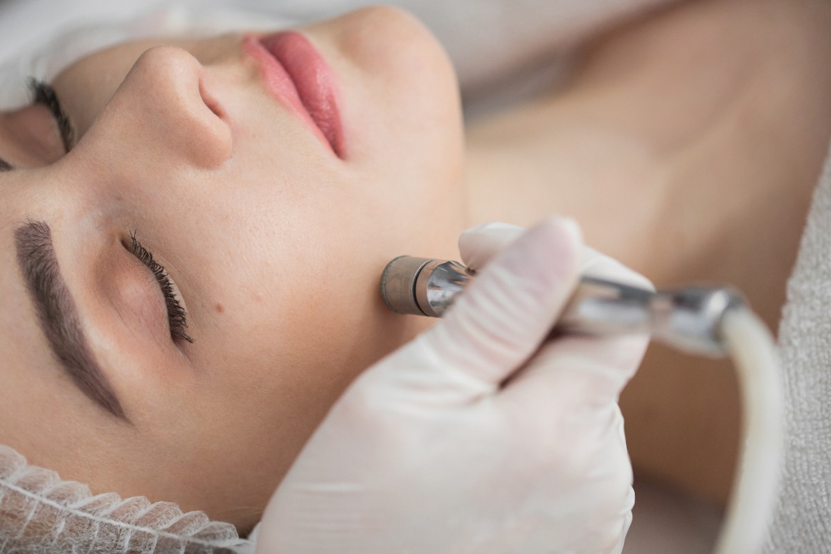 Une femme recevant un soin de visage