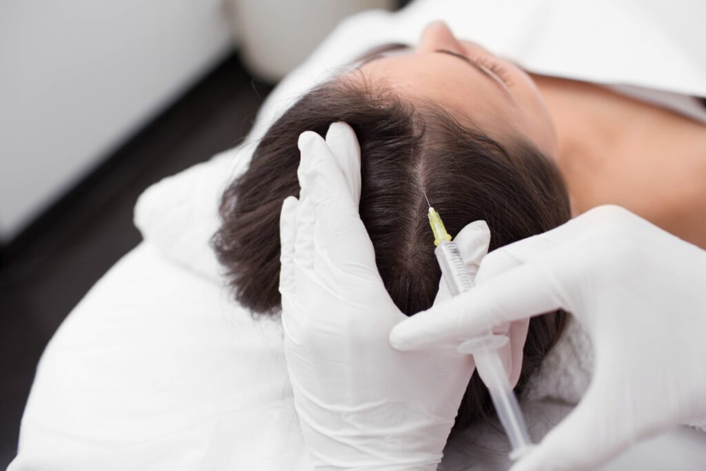 Une femme recevant un traitement de cheveux