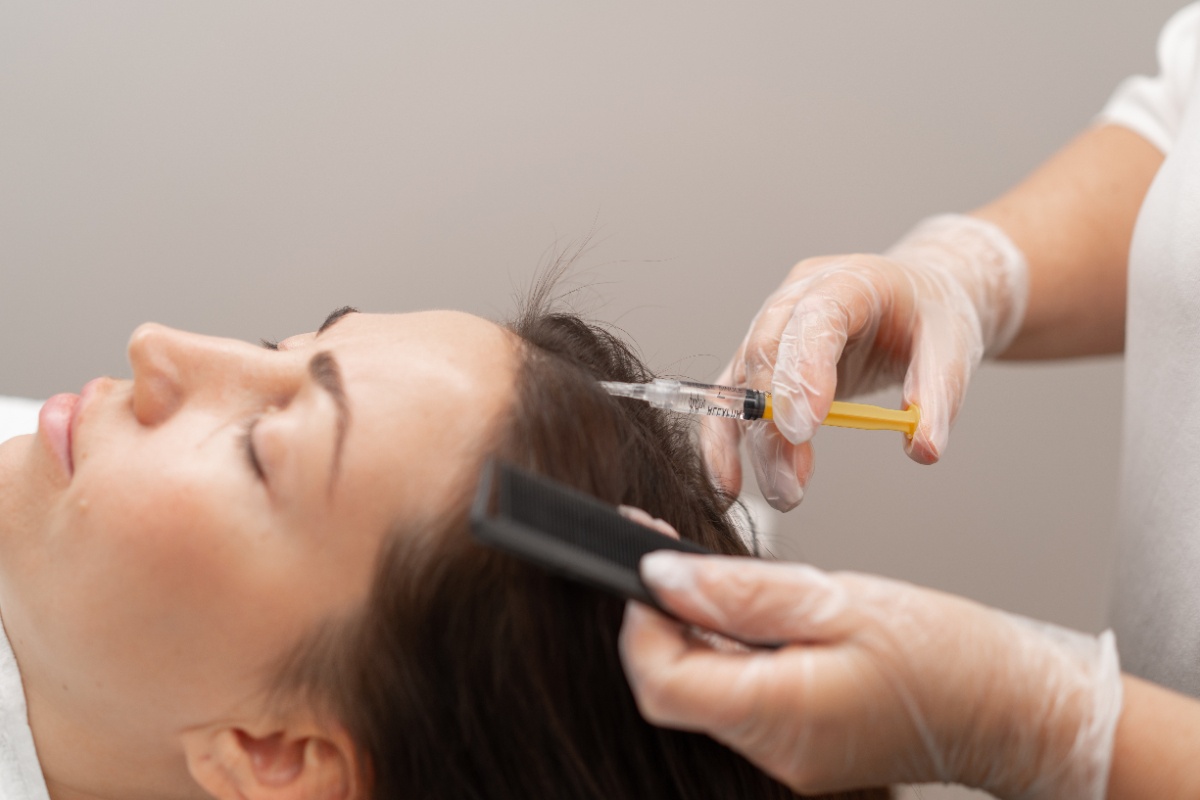Une femme recevant un traitement pour cheveux