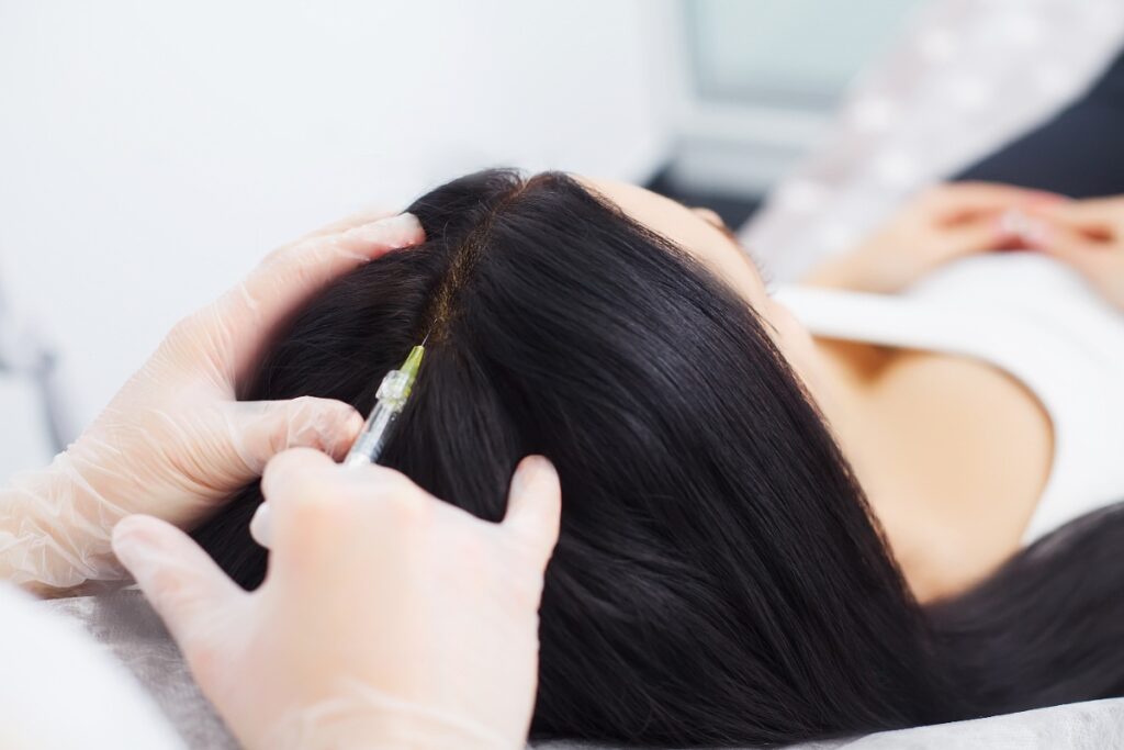 Une femme qui reçoit un soin botox pour les cheveux