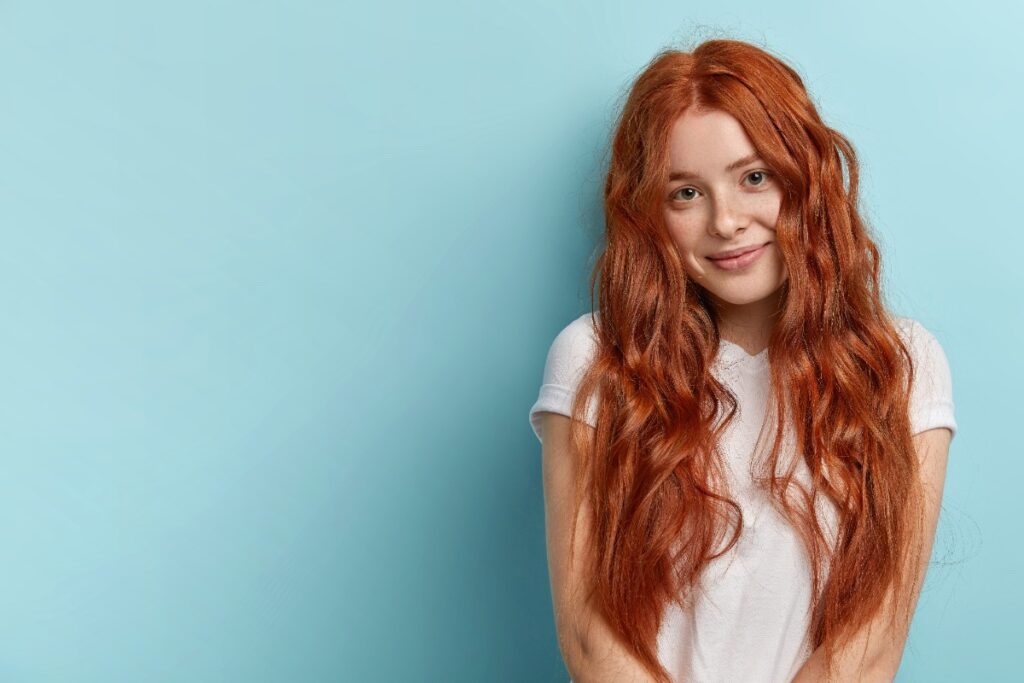 Une femme souriante aux cheveux longs colorés