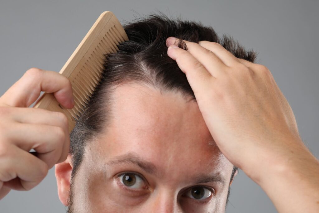 Un homme peignant ses cheveux