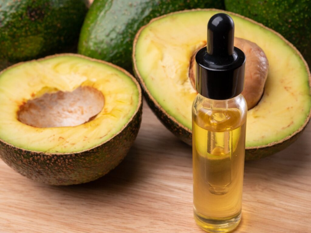 Huile d'avocat avec des avocats frais