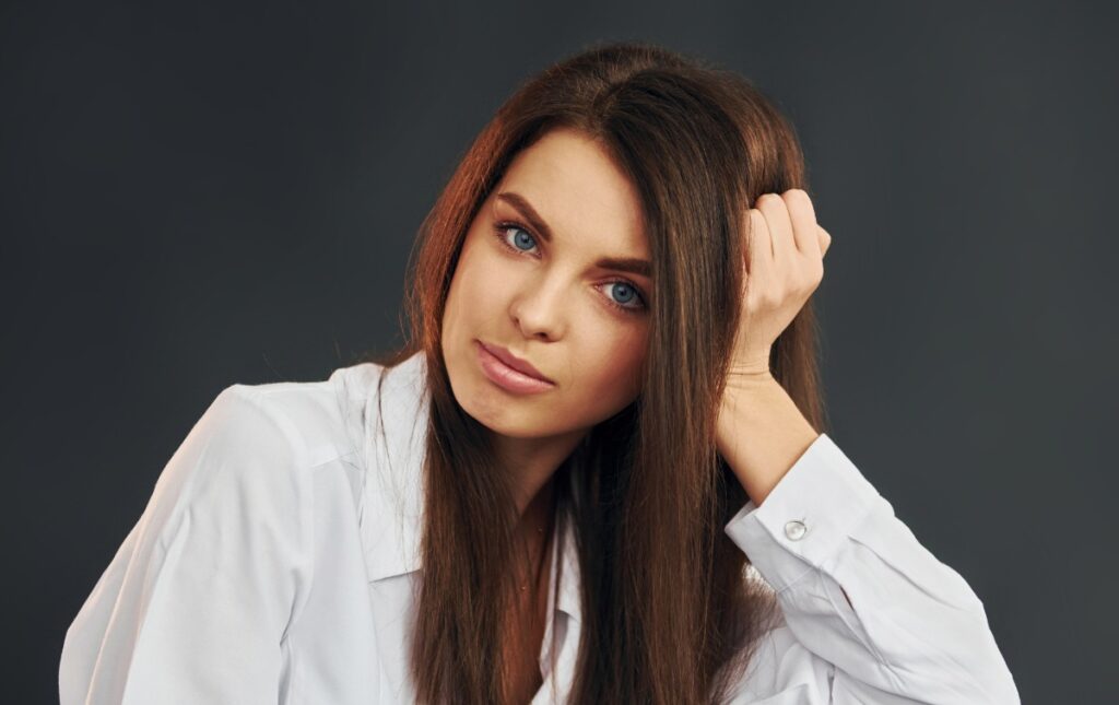 Une belle jeune femme aux cheveux longs