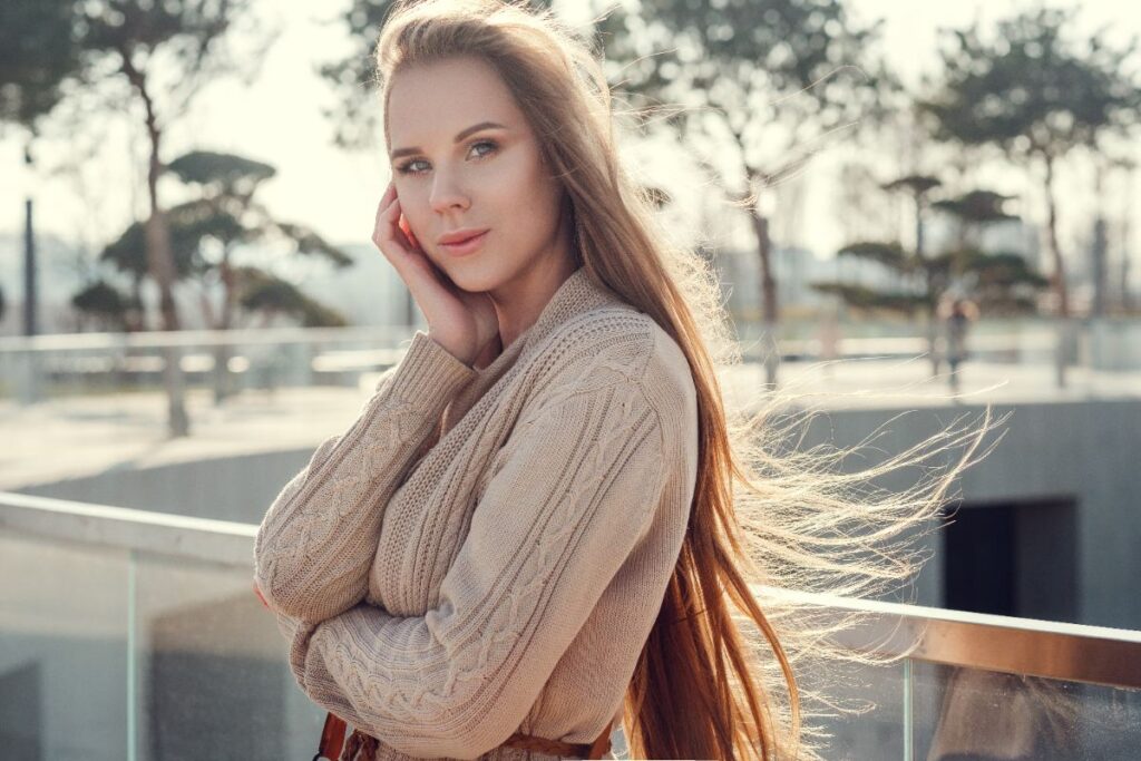 Une jeune femme aux cheveux longs