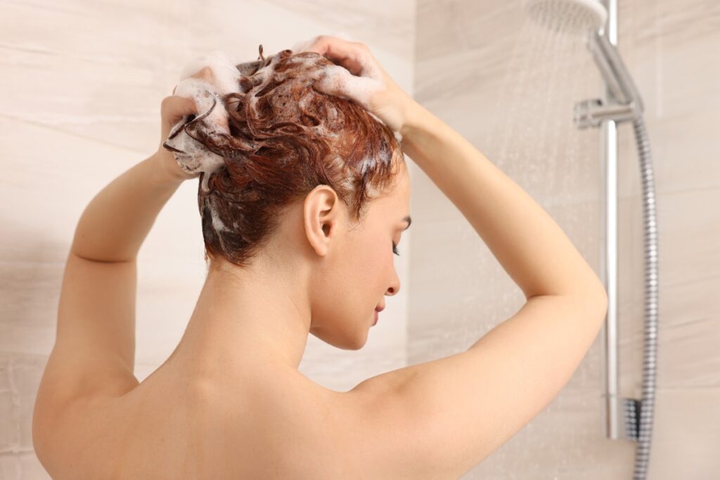 Une jeune femme se lavant les cheveux