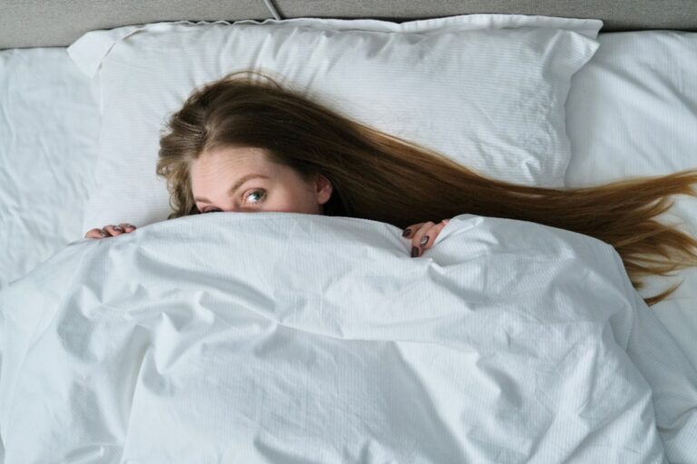Jeune femme sur le lit avec des cheveux longs