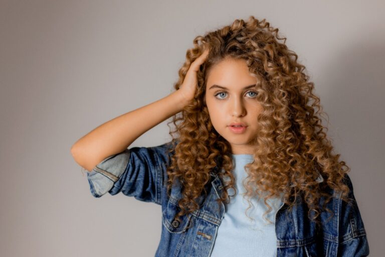 Une jeune fille ayant des cheveux frisés