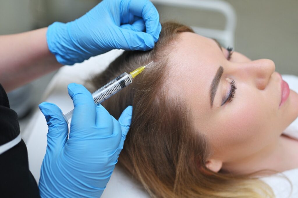 Une personne réalisant une injection pour les cheveux