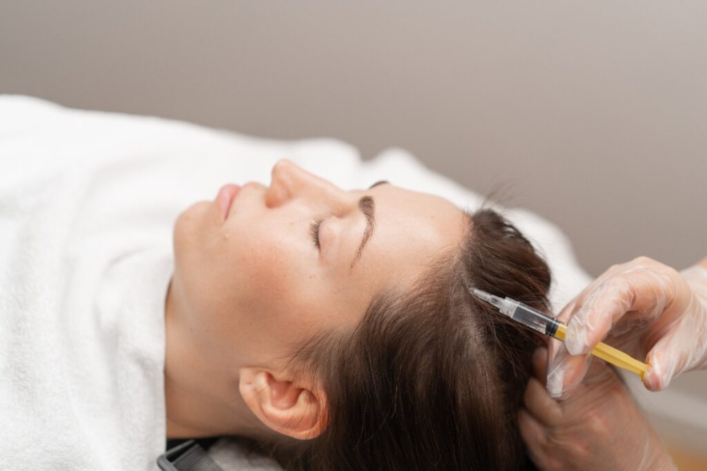 Une personne recevant une injection sur la tête