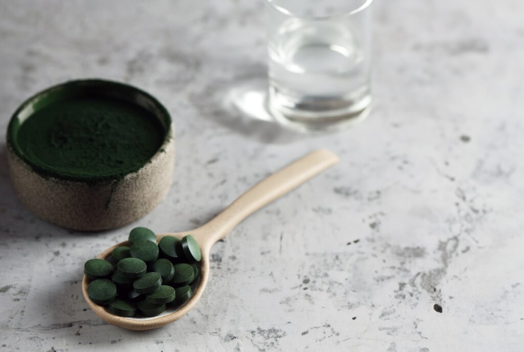 Pilules de superaliments vertes et poudre de spiruline