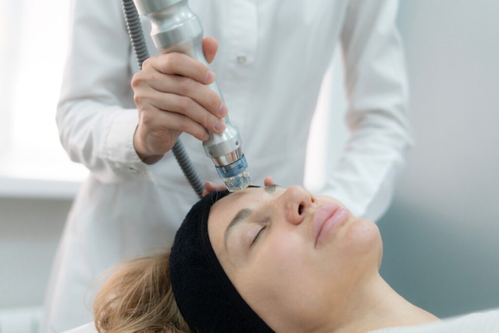 Soin du visage d'une femme par une esthéticienne