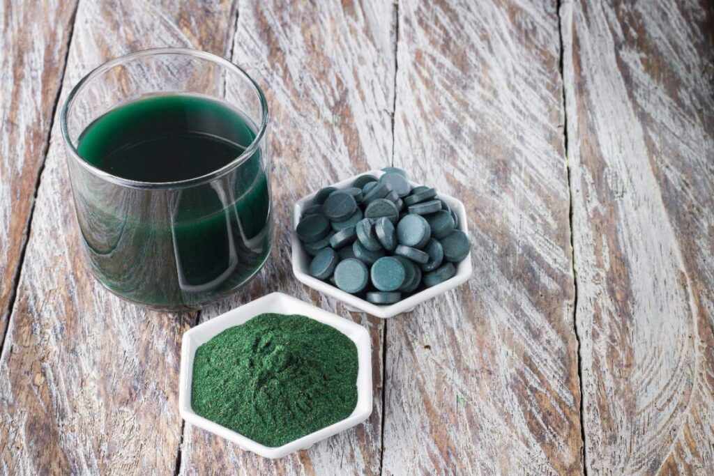 Spiruline en poudre avec une boisson sur la table